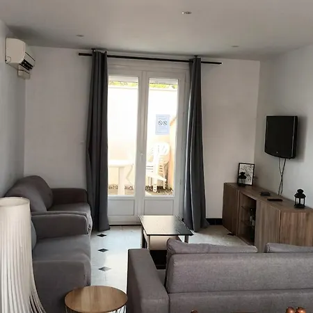 Air-conditioned House, Private Parking, Private Terrace بيت للعطل